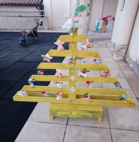 A Árvore Amarela faz parte da nossa decoração de Natal a entrada da nossa Instituição.