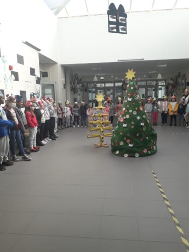 A árvore de Natal Amarela foi colocada na entrada do Centro Escolar e serviu de cenário para as atuações da Festa de natal e do Dia de Reis.