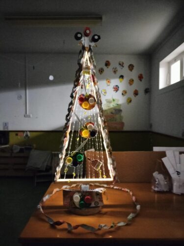 A árvore de natal terminada, com iluminação led, a decorar a nossa sala de atividades.