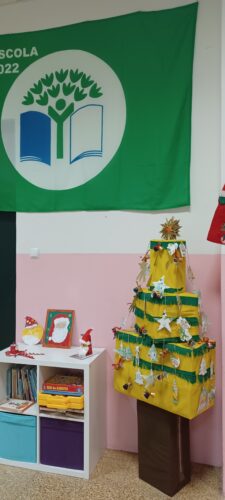 A árvore foi colocada no átrio da escola.