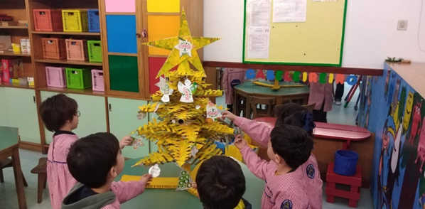 3. Montagem da árvore e decoração da mesma pelas crianças.