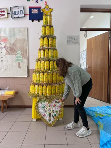 Colocação da Árvore Amarela no átrio da escola