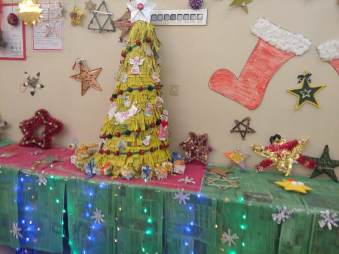 A árvore foi colocada no hall do bloco, juntamente com outros trabalhos, destacando-se na decoração. As embalagens da Compal serviram para simbolizar os presentes de Natal.