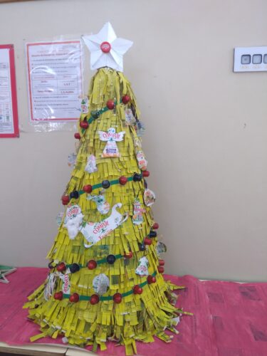 Os alunos colaram os motivos de Natal na árvore com a ajuda das respetivas professoras.