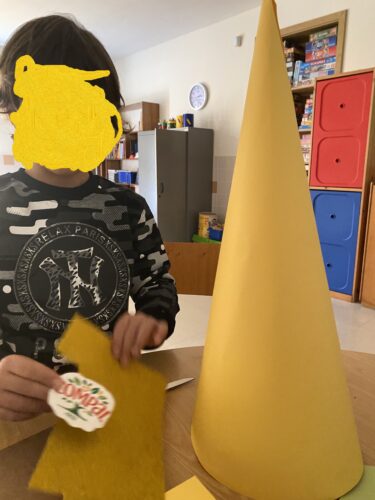 Construção do cone para formar a árvore de natal.