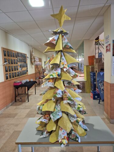 Árvore de Natal no espaço escolar: a árvore foi colocada no átrio de entrada da escola em espaço visível a toda a comunidade escolar e encarregados de educação.