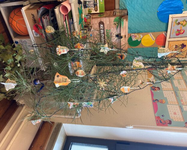 A Árvore de Natal foi montada na sala de aula.