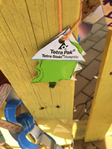 Exemplo de um enfeite de Natal utilizando embalagens com o símbolo Tetra Pak.