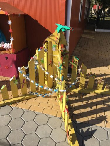 Árvore de Natal Amarela no espaço da escola, junto ao presépio também ele elaborado a partir de material reciclado.