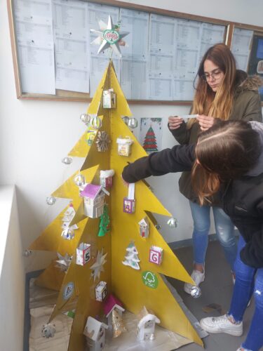 A arvore de Natal com os 25 desejos dos eco estudantes da escola profissional de Odemira.