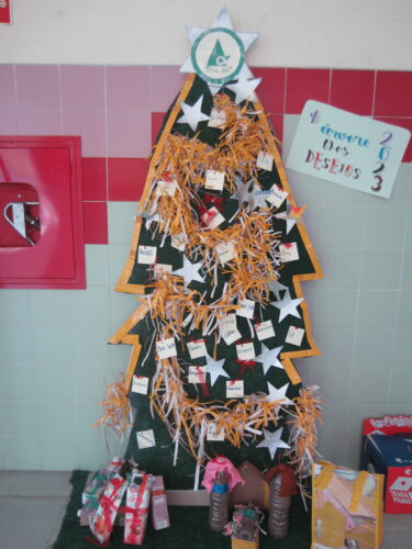 Título: A árvore amarela no recinto escolar<br/>Descrição: Colocámos a árvore de Natal amarela na entrada do átrio, no espaço destinado ao Eco-Escolas.