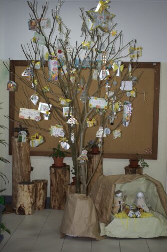 Árvore Amarela.<br/>Árvore construída a partir de um ramo seco recolhido no jardim da escola e decorada com enfeites elaborados a partir de embalagens Tetrapak da Compal.