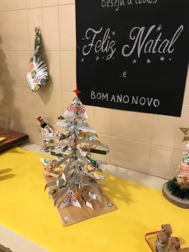 Árvore de Natal da Compal no espaço da Escola onde ficou montada em conjunto com outras decorações alusivas à época e utilizando os mesmos materiais.