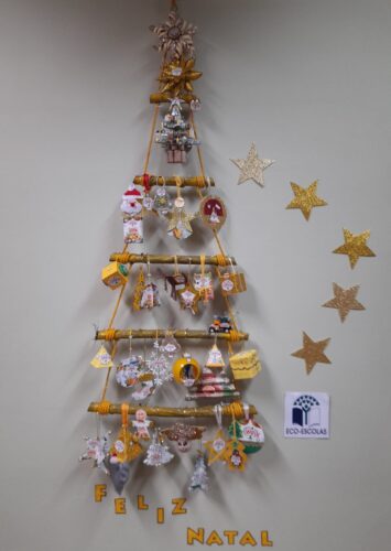 Árvore de Natal suspensa, construída em troncos, corda e reutilizando as embalagens de Compal e diversos materiais