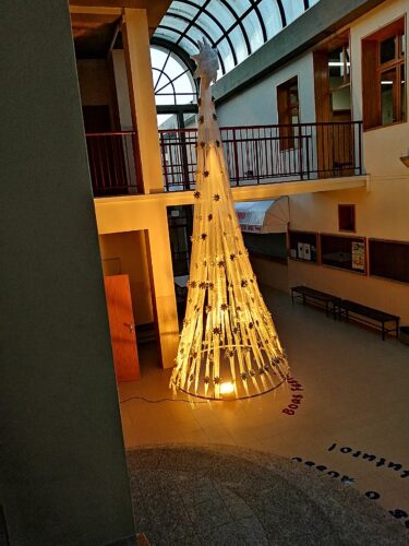 Árvore de Natal Amarela suspensa com 4 metros de altura no átrio da Escola Básica do Castro.