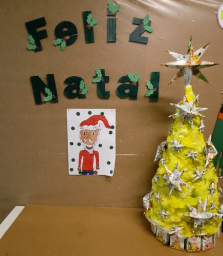 Local de Exposição da Árvore de Natal.<br/>A Arvore de Natal foi colocada junto de outras decorações de Natal no átrio da escola.