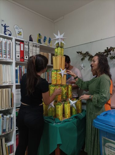 Árvore Amarela a ser finalizada pelos alunos, na Biblioteca da Escola