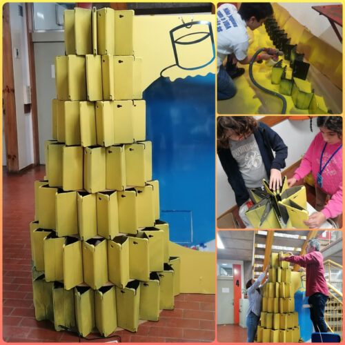 Construção da estrutura da árvore com capas de tablets, por alunos das turmas 7.º D e E.