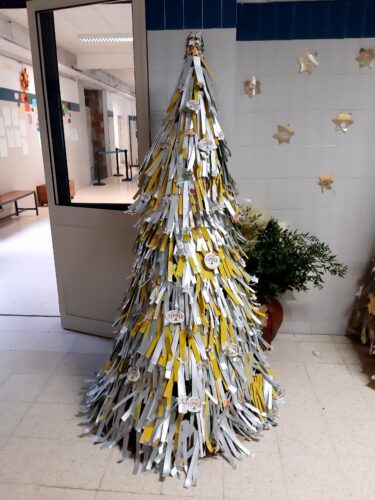 Árvore de Natal no átrio da escola