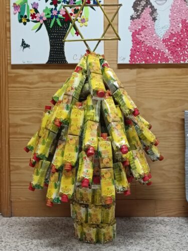 "Árvore de Natal Amarela: Transformando Embalagens da Tetra Pak em decorações sustentáveis"<br/>Produto final do trabalho dos alunos.