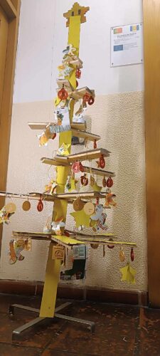 Este ano a árvore de Natal é amarela - EBSAAS-Trabalho Final - Corredor Salas 5