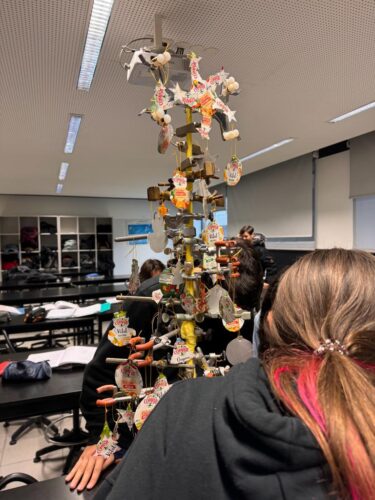 Montagem da árvores de Natal pelos alunos do 11º C e D com material de laboratório: suporte universal, suporte de buretas, garras e nozes. Colocação de alguns enfeites.