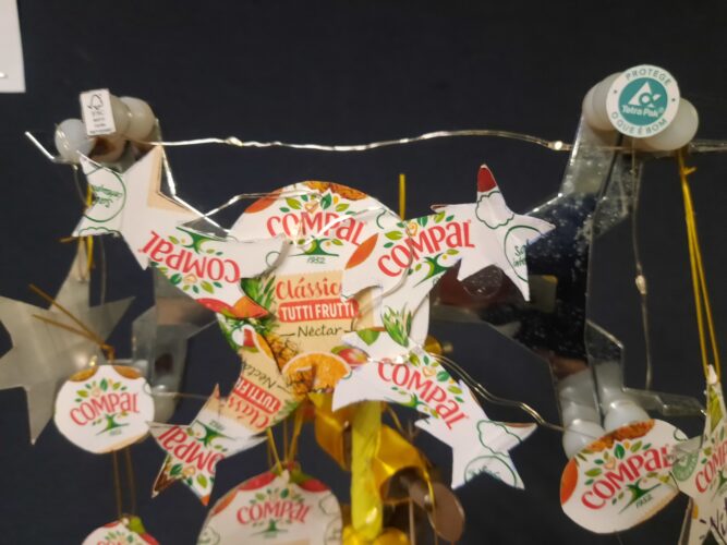 A estrela que encima a árvore de Natal reutilizou pacotes de Compal, simbolo da Tetra Pak e selo FSC.