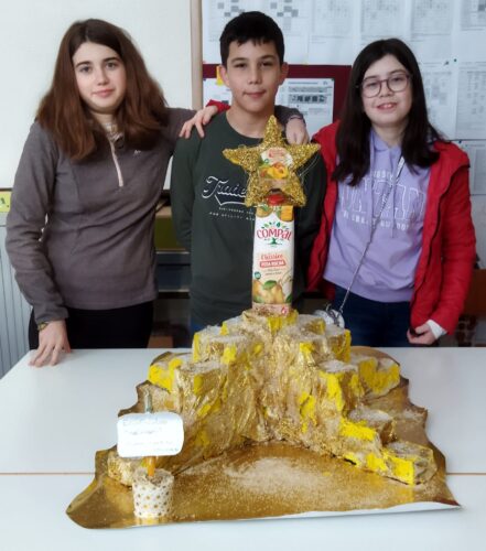 Foto com os alunos que construíram a árvore de natal.
