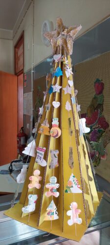 Árvore de natal - elaborada pelos alunos do CAA da EBVS.