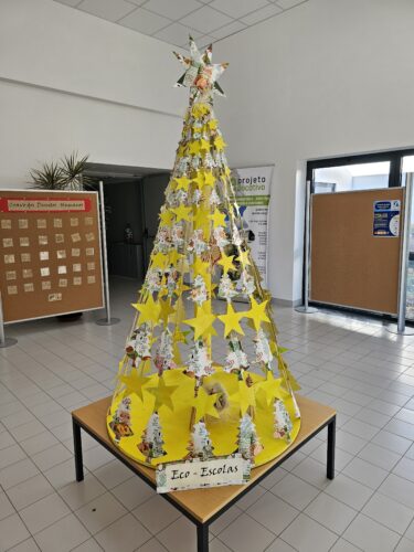 Árvore de Natal Amarela, no hall de entrada, da Escola Básica e Secundária Dra. Judite Andrade - Sardoal