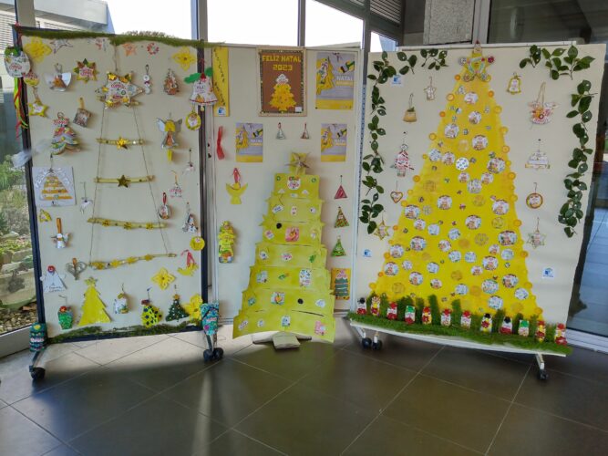 A árvore de Natal amarela, no átrio da escola, acompanhada por outros trabalhos realizados com embalagens da Compal.
