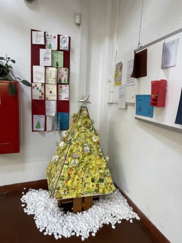 A árvore foi exposta na galeria da escola junto a outros trabalhos de Natal. Reutilizamos esferovite para dar um toque de neve.