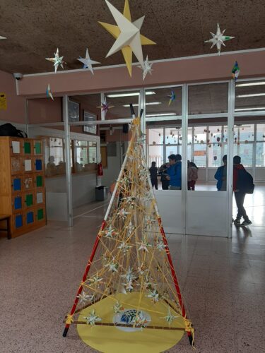 Árvore de Natal amarela, foi colocada no espaço de convívio no interior da escola.