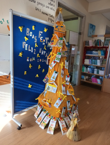 Árvore de Natal finalizada e que foi colocada na Biblioteca escolar que é um dos espaços mais utilizados pela Comunidade Escolar