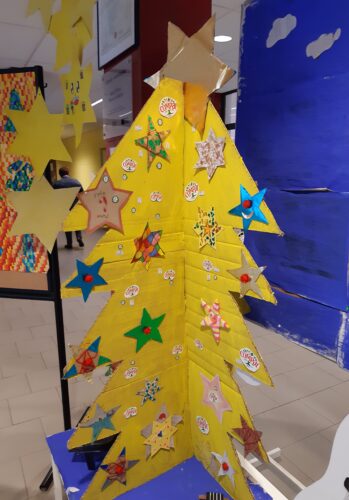 "Árvore de Natal amarelo" onde realçam a utilização de embalagens da Compal, os símbolos da Tetra Pak, Compal e selo FSC.