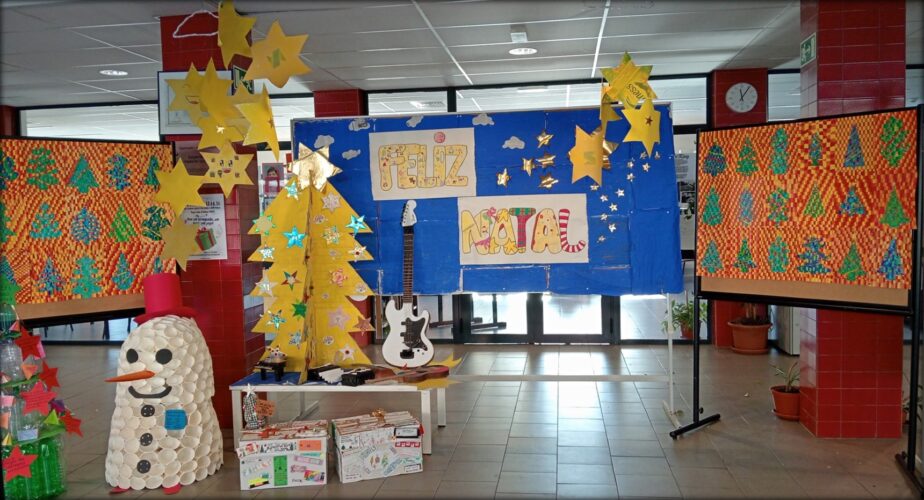 "Árvore de Natal Amarelo" no átrio da Escola Pedro de Santarém- Exposição Eco Natal