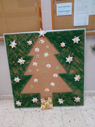 Árvore de Natal<br/>Na decoração da nossa árvore foram utilizadas estrelas e caixas de prendas elaboradas a partir das embalagens de Compal.
