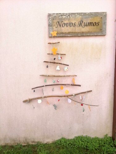 A árvore de natal passou por diversas áreas do espaço escolar, de forma a divulgar o Programa Eco-escolas, a Atividade Natal Amarelo e promover o consumo sustentável durante a época festiva.