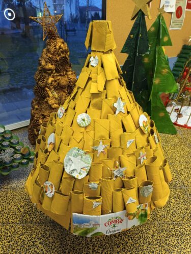 Árvore de Natal decorada com os símbolos das embalagens de Compal.
