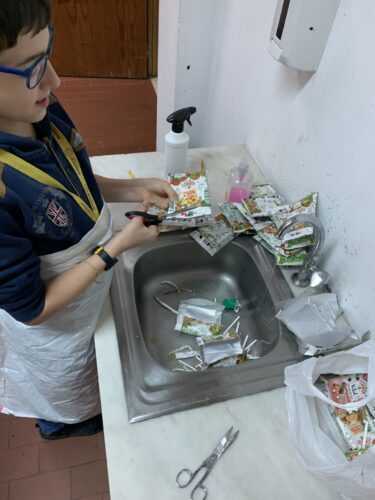 Depois de recolher embalagens na escola e de alunos de várias turmas sensibilizadas para a causa,<br/>recortaram-se e lavaram-se de embalagens de sumo da Compal.