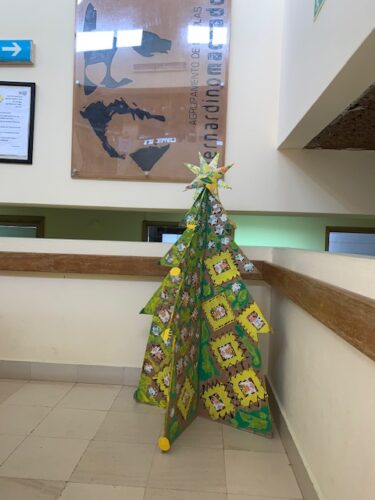 Pachwork Amarelo<br/>A decoração da árvore Amarela pretendem representar remendos de tecidos, em homenagem à principal atividade laboral dos familiares destes alunos, que é na área do Têxtil.