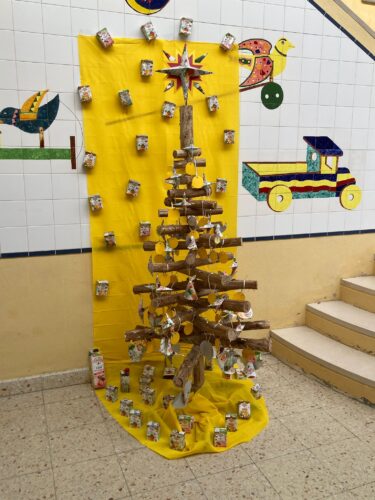 Árvore de Natal amarela, na escola a embelezar o átrio principal