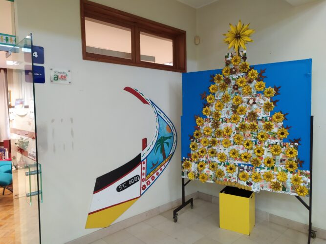 Árvore de Natal Amarela no átrio da Biblioteca Aires Barbosa.