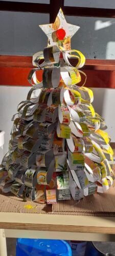 Fotografia do trabalho final: Árvore de Natal Amarela elaborada com material reciclado e embalagens da marca Compal