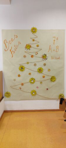 Árvore de Natal final exposta no auditório da escola - constituída por estrelas feitas com embalagens tetrapack, de sumos da Compal e com fios de trapilho.