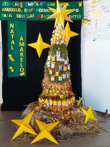 A árvore de Natal da Escola Básica D. Duarte.