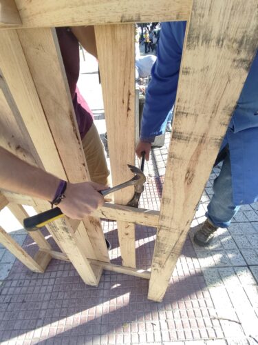 Reaproveitamento das paletes de madeira para construção da árvore.