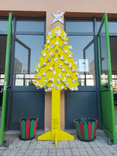 Trabalho final: Natal Amarelo.<br/>A acrescentar, foram construídos dois vasos para acompanhar a árvore.