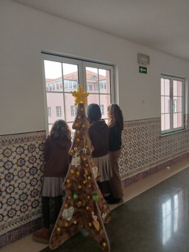 A nossa árvore de Natal Amarela junto ao pé de algumas das nossas queridas alunas que participaram na execução deste magnífico trabalho.