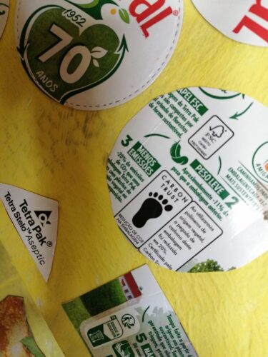 As embalagens Tetra Pak ajudam a proteger os alimentos de forma segura e sustentável. Assim, a sua reciclagem e transformação tem um impacto positivo no nosso planeta. O símbolo FSC representa uma entidade internacional, que promove a gestão das florestas
